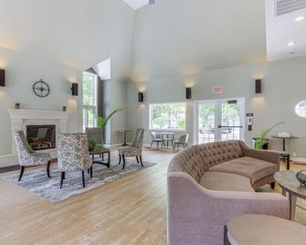 Norwich Vacation Rental w/ Golf Course Views! - Norwich - Wohnzimmer