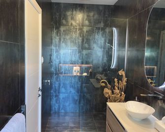 'Nearly lakefront' in Wharewaka, Taupo. Cosy apartment 5 minutes walk to lake. - Taupo