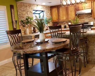 Colorful 2-bdr, 2-bth unique serenity. - Modesto - Dining room