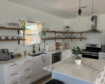 Spacious Remodeled Home on Large Lot – Modern Amenities & More - Schertz - Cocina