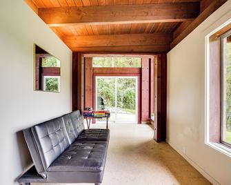 Fire Pits & Grill: Lakefront Jackson Home - Jackson - Living room