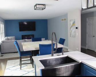 Modern Home in Trendy Neighborhood 40 from Downtown Chicago - Shorewood - Dining room