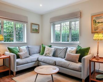 2 bedroom accommodation in Pulborough - Pulborough - Living room