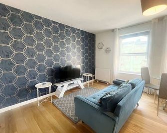 Alma Vale Apartments 4 - Hopewell - Bristol - Living room