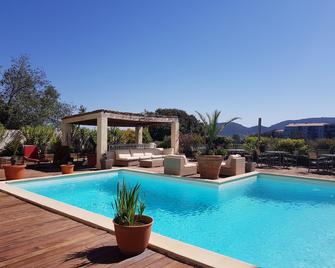 أوتل لو تيلبوري - بورتو-فيكيو - حوض السباحة