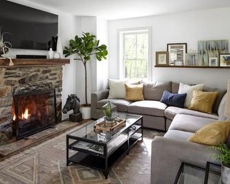 1805 Farmhouse with Heated Pool in Harpers Ferry - Harpers Ferry - Living room