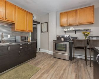 Kid and pet friendly 2 nd floor duplex - Pacific - Kitchen