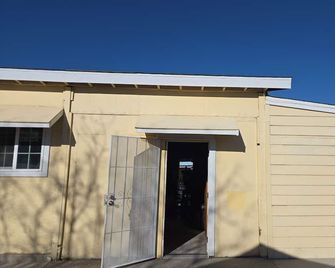 Cozy 1-bedroom chalet in beautiful Palmdale with Evaporative (swamp) cooler. - Palmdale - Gebäude