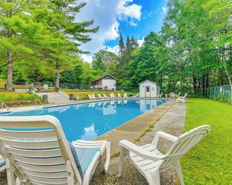 Pet-Friendly Home with Deck 4 Mi to Jay Peak Resort - Montgomery Center - Pool