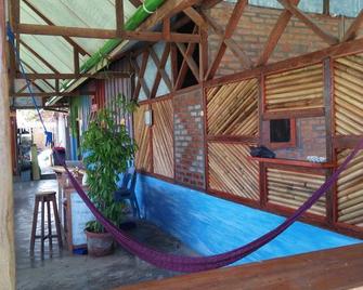Salty Dog Hostel - Teluk Dalam - Patio