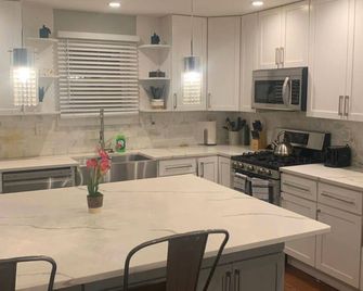 Charming 2-bedroom house with WiFi, AC in fabulous District Heights - District Heights - Kitchen