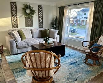 Relax at Gypsy Sands - your home away from home - Allen Park - Living room