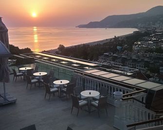 Sunny Hill Alya Hotel - אלניה - מרפסת