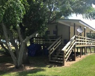 Little cabin sits on river w/ lighted fishing pier - Matagorda