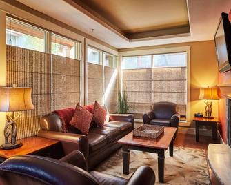 Solara Resort by Bellstar Hotels - Canmore - Living room