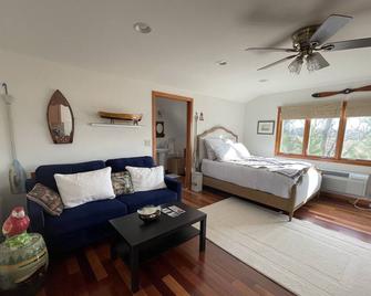 Cute waterfront apartment -- 8 min from the beach! - Rock Hall - Bedroom