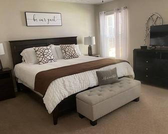 4 bedrooms, Simpsonville, family-friendly, great fenced back yard with fire pit - Simpsonville - Bedroom