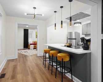 Modern Cottage - City Center - Rocky Mount - Kitchen
