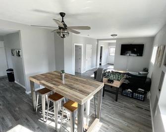 Hang out at The Hangar! Newly remodeled, beautiful home, fully furnished. - Oshkosh - Dining room
