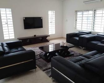 1 Boapea Street (Off Bompata) - Konongo - Sala de estar