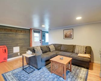 Ocean-Themed Westport Home Bike to Ocean - Westport - Living room