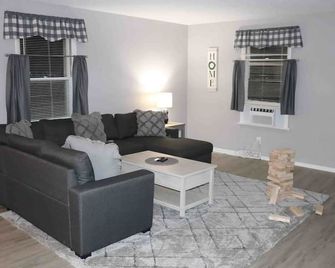 No Stairs Rustic Farmhouse Apt King Beds/Fast Wifi - Oswego - Living room