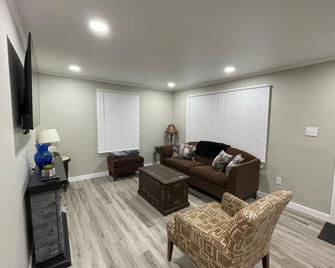Charming and modern 3 bedroom home close to nature, walking and biking trails - Buena Vista - Living room