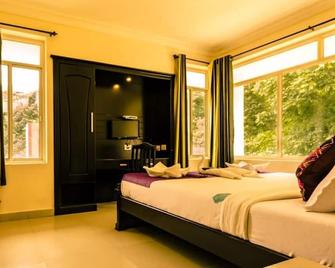 Hotel Emerald Inn - Munnar - Phòng ngủ