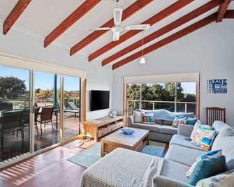 Torquay Family Getaway - Perfect for couples, families & dogs! 400m to beach - Torquay - Living room