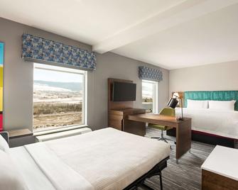 Hampton Inn & Suites by Hilton Kelowna Airport - Kelowna - Bedroom