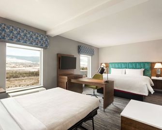 Hampton Inn & Suites by Hilton Kelowna Airport BC - Kelowna - Soveværelse