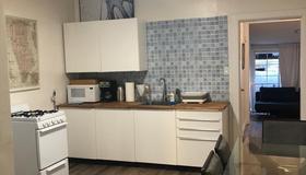 Relaxed and Spacious 2 BR Apartment with a Patio - Oakland - Kitchen