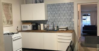 Relaxed and Spacious 2 BR Apartment with a Patio - Oakland - Kitchen