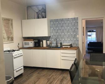Relaxed and Spacious 2 BR Apartment with a Patio - Oakland - Cocina