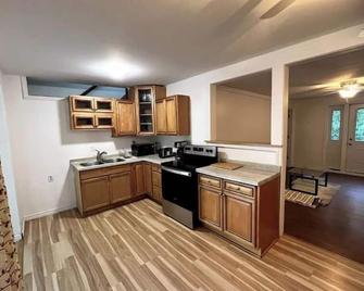 Cheerful 2-bedroom Waterfront Cottage - Brighton - Kitchen