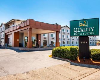 Quality Inn & Suites - Springfield - Rakennus