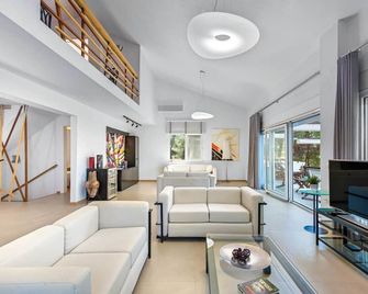 The White Villa At Sani - Sane - Phòng khách