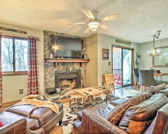 Cozy Lake Arrowhead Condo - 1/2 Mi to Lake! - Waleska - Living room