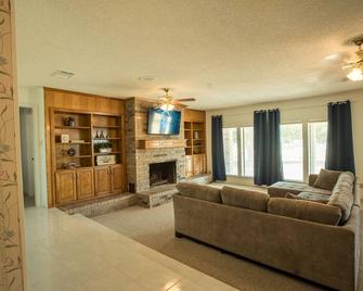 4 Bedroom Farmhouse XXII & Event Venue 117 Acres - Sanger - Living room