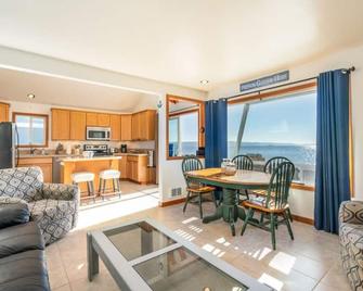 Hat Island Cottage by the Sound - Clinton - Wohnzimmer