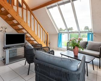Stunning private villa for 5 guests with WIFI, TV, terrace and parking - Portbail - Sala de estar