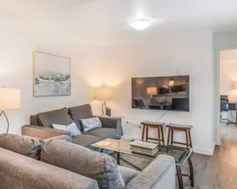 Cosy Country Mobile Home On 18 Acres Far - Port Alberni - Living room