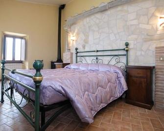 Renovated Farmhouse On The Pool Edge - Bomarzo - Habitación