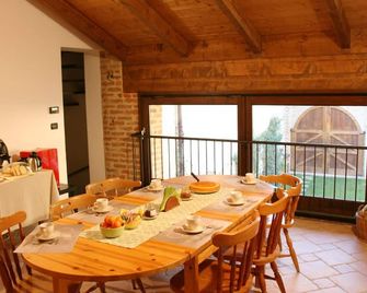 La Corte San Michele B&B - Villafranca d'Asti - Їдальня