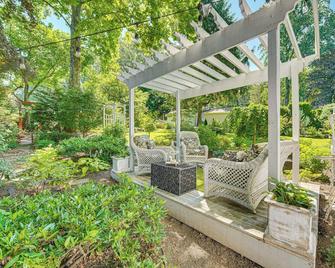 3 Mi to Lake Redman Home with Furnished Pergola! - York