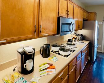 Seven Palms Stylish Home with Pool, Hot Tub,& Movie Room - Henderson - Kitchen