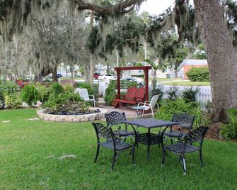 Ms. Maggie's South Country Inn - Daytona Beach - Patio