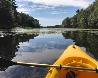 Serene 4-acre estate on private lake with hot tub - Woodstock - Patio