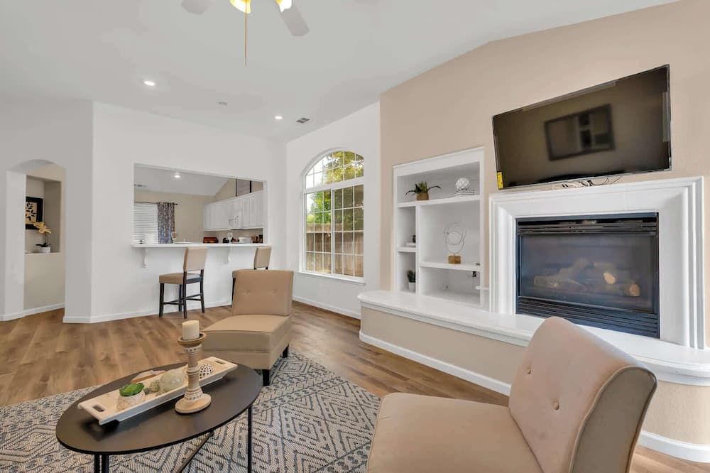 New Listing University Pastoral - Merced - Wohnzimmer