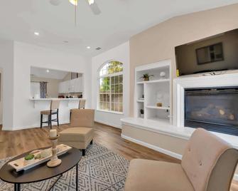 New Listing University Pastoral - Merced - Living room